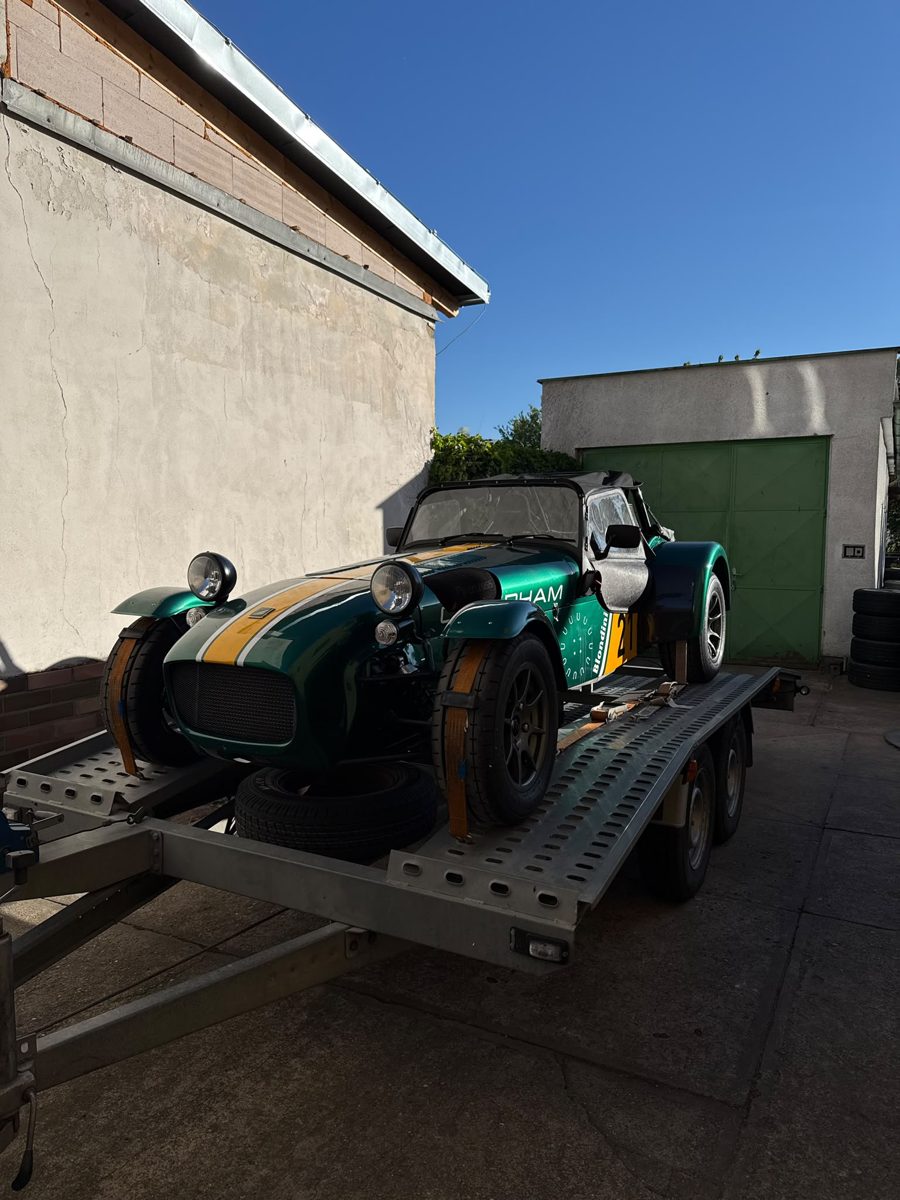Caterham na přívěsu